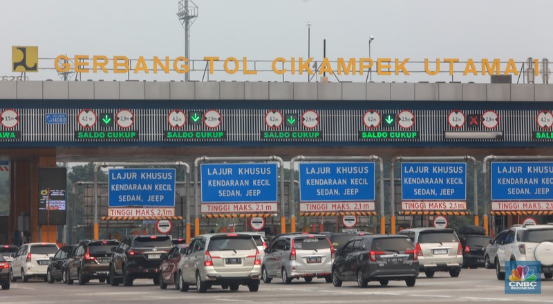 Suasana sejumlah kendaraan menuju arah Cikampek melaju saat pemberlakuan contraflow di kilometer 47 Tol Jakarta-Cikampek, Cikarang, Kabupaten Bekasi, Jawa Barat, Sabtu (23/12/2023). (CNBC Indonesai/Muhammad Sabki)