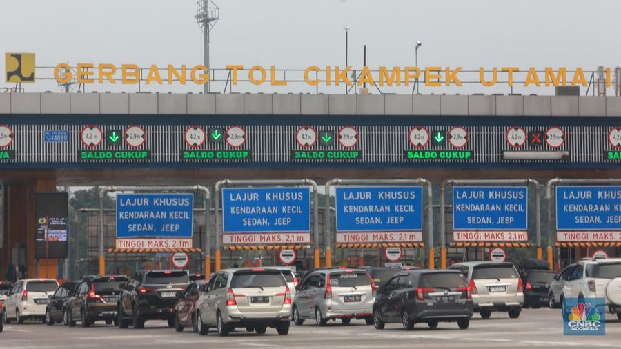 Suasana sejumlah kendaraan menuju arah Cikampek melaju saat pemberlakuan contraflow di kilometer 47 Tol Jakarta-Cikampek, Cikarang, Kabupaten Bekasi, Jawa Barat, Sabtu (23/12/2023). (վ Indonesai/Muhammad Sabki)