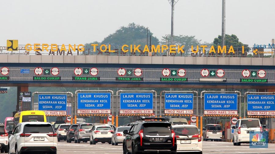 Suasana sejumlah kendaraan menuju arah Cikampek melaju saat pemberlakuan contraflow di kilometer 47 Tol Jakarta-Cikampek, Cikarang, Kabupaten Bekasi, Jawa Barat, Sabtu (23/12/2023). (CNBC Indonesai/Muhammad Sabki)