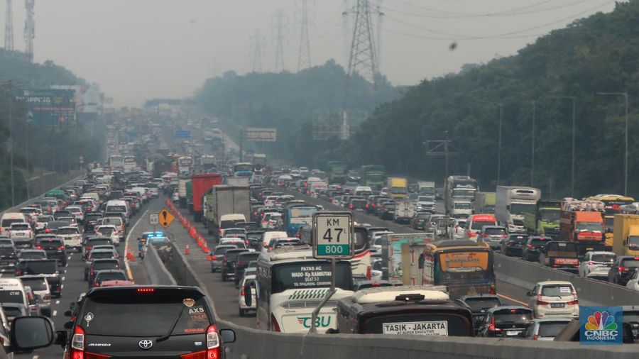 Suasana sejumlah kendaraan menuju arah Cikampek melaju saat pemberlakuan contraflow di kilometer 47 Tol Jakarta-Cikampek, Cikarang, Kabupaten Bekasi, Jawa Barat, Sabtu (23/12/2023). (CNBC Indonesai/Muhammad Sabki)