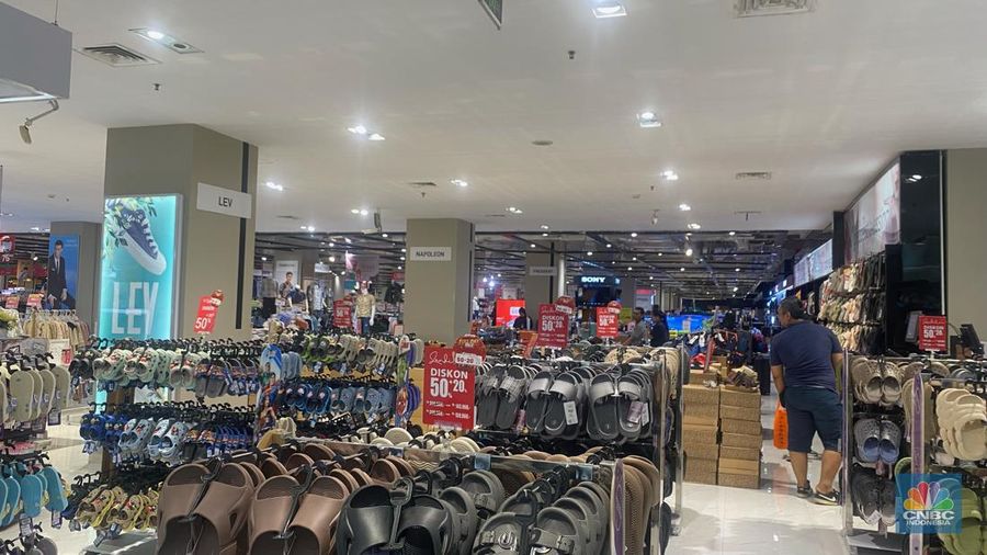 Transmart Full Day Sale kembali digelar pada Sabtu (23/12/2023) hari ini. Beberapa produk mendapatkan diskon hari ini. (CNBC Indonesia/Novina Putri)