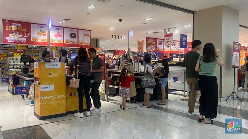 Transmart Full Day Sale kembali digelar pada Sabtu (23/12/2023) hari ini. Beberapa produk mendapatkan diskon hari ini. (CNBC Indonesia/Novina Putri)