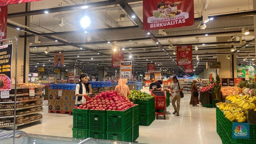 Transmart Full Day Sale kembali digelar pada Sabtu (23/12/2023) hari ini. Beberapa produk mendapatkan diskon hari ini. (CNBC Indonesia/Novina Putri)