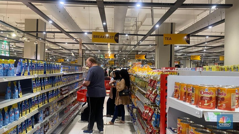 Transmart Full Day Sale kembali digelar pada Sabtu (23/12/2023) hari ini. Beberapa produk mendapatkan diskon hari ini. (CNBC Indonesia/Novina Putri)