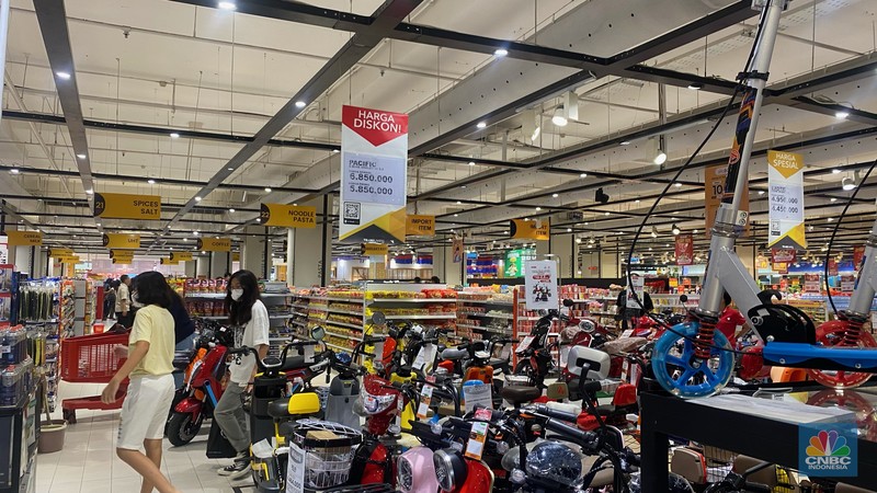 Transmart Full Day Sale kembali digelar pada Sabtu (23/12/2023) hari ini. Beberapa produk mendapatkan diskon hari ini. (CNBC Indonesia/Novina Putri) Transmart Full Day Sale kembali digelar pada Sabtu (23/12/2023) hari ini. Beberapa produk mendapatkan diskon hari ini. (CNBC Indonesia/Novina Putri)