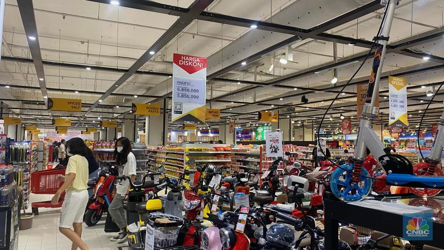 Transmart Full Day Sale kembali digelar pada Sabtu (23/12/2023) hari ini. Beberapa produk mendapatkan diskon hari ini. (CNBC Indonesia/Novina Putri)