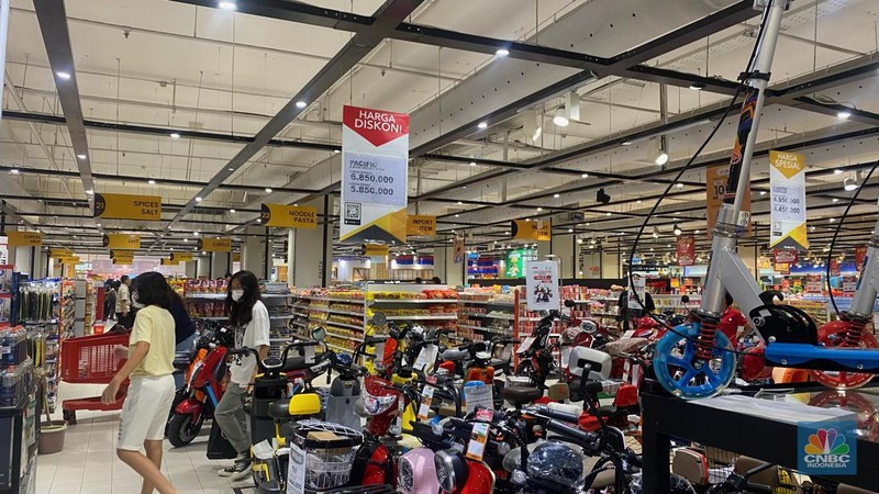 Transmart Full Day Sale kembali digelar pada Sabtu (23/12/2023) hari ini. Beberapa produk mendapatkan diskon hari ini. (CNBC Indonesia/Novina Putri)
