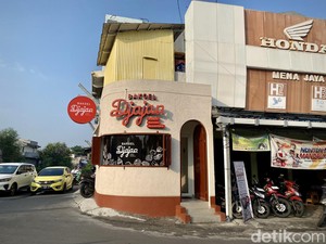 Toko Kue Mungil Ini Jual 100 Jenis Jajanan Ndeso Setiap Hari