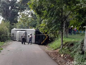 Bus Rombongan Siswa Ciamis Terguling di Sumedang