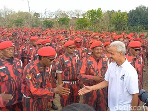 Ganjar Emoh Tanggapi Yel Solo Bukan Gibran Saat Apel Satgas PDIP