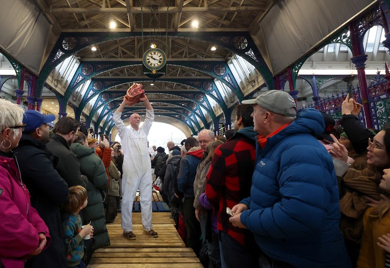 CHRISTMAS-SEASON/BRITAIN-AUCTION A butcher gathers meat cuts before a a pre-Christmas meat auction held by G Lawrence butchers at Smithfield Market in London, Britain, December 23, 2023. REUTERS/Toby Melville