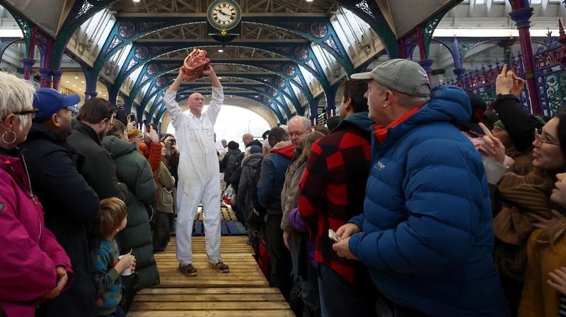 A butcher gathers meat cuts before a a pre-Christmas meat auction held by G Lawrence butchers at Smithfield Market in London, Britain, December 23, 2023. REUTERS/Toby Melville