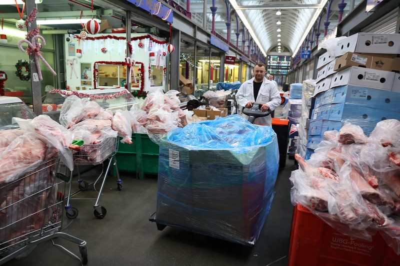 A butcher gathers meat cuts before a a pre-Christmas meat auction held by G Lawrence butchers at Smithfield Market in London, Britain, December 23, 2023. REUTERS/Toby Melville