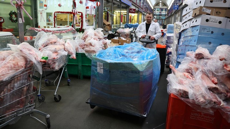 A butcher gathers meat cuts before a a pre-Christmas meat auction held by G Lawrence butchers at Smithfield Market in London, Britain, December 23, 2023. REUTERS/Toby Melville
