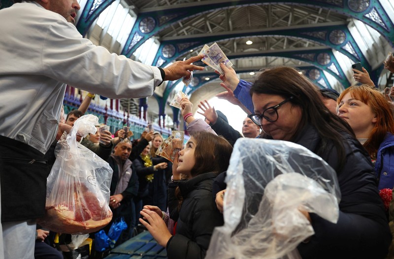 CHRISTMAS-SEASON/BRITAIN-AUCTION A butcher gathers meat cuts before a a pre-Christmas meat auction held by G Lawrence butchers at Smithfield Market in London, Britain, December 23, 2023. REUTERS/Toby Melville