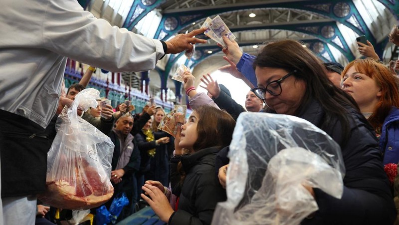 A butcher gathers meat cuts before a a pre-Christmas meat auction held by G Lawrence butchers at Smithfield Market in London, Britain, December 23, 2023. REUTERS/Toby Melville