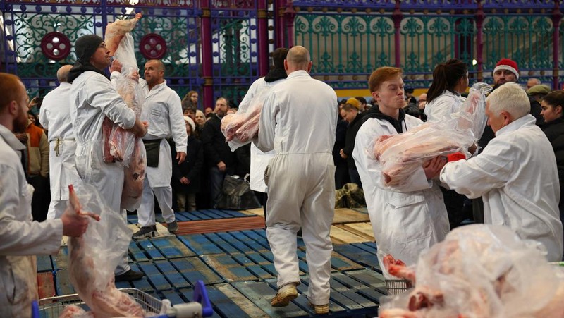 A butcher gathers meat cuts before a a pre-Christmas meat auction held by G Lawrence butchers at Smithfield Market in London, Britain, December 23, 2023. REUTERS/Toby Melville