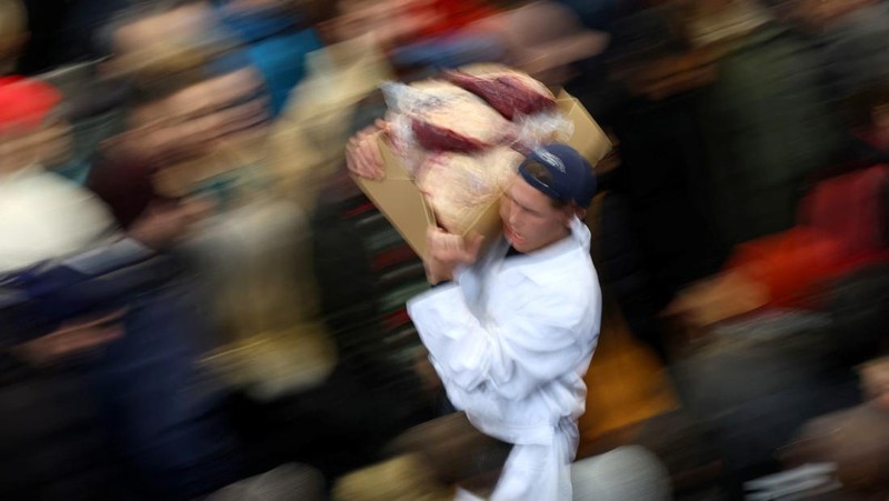 A butcher gathers meat cuts before a a pre-Christmas meat auction held by G Lawrence butchers at Smithfield Market in London, Britain, December 23, 2023. REUTERS/Toby Melville
