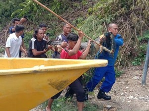 Buaya 2 Meter Terperangkap di Keramba Jaring Nelayan Boalemo, Damkar Evakuasi