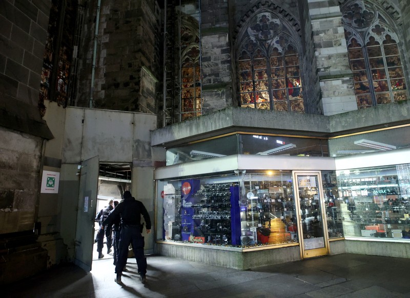 GERMANY-CRIME/ German police walk in front of the cathedral in central Cologne, Germany, December 23, 2023. REUTERS/Thilo Schmuelgen
