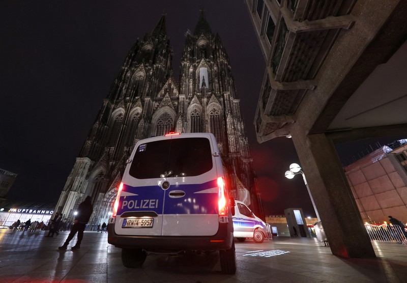 GERMANY-CRIME/ German police walk in front of the cathedral in central Cologne, Germany, December 23, 2023. REUTERS/Thilo Schmuelgen