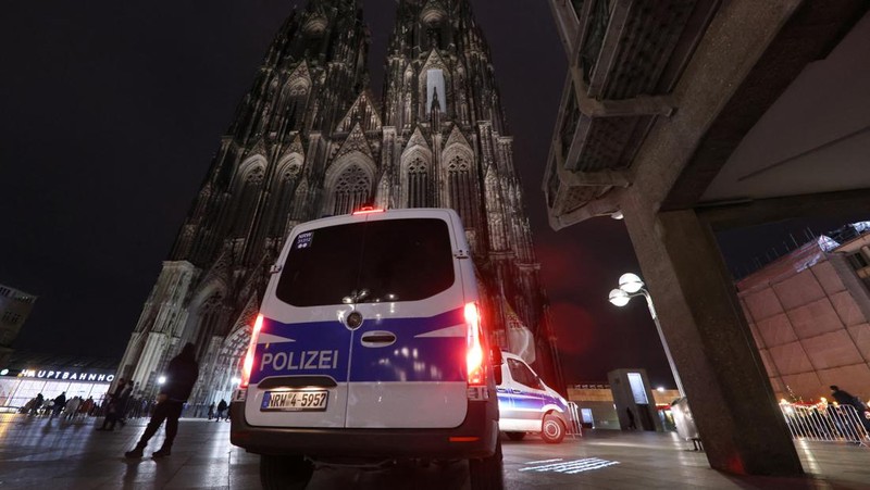 German police walk in front of the cathedral in central Cologne, Germany, December 23, 2023.     REUTERS/Thilo Schmuelgen