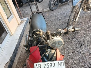 Ngeblong Lampu Merah di Playen Gunungkidul, Bus Hino Tabrak Pemotor