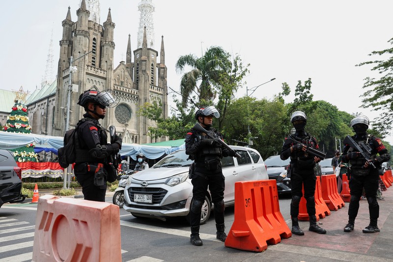 TOTW-CHRISTMAS/ A police officer with a sniffer dog inspects Jakarta Cathedral ahead of the Christmas Mass in Jakarta, Indonesia, December 24, 2023. REUTERS/Ajeng Dinar Ulfiana