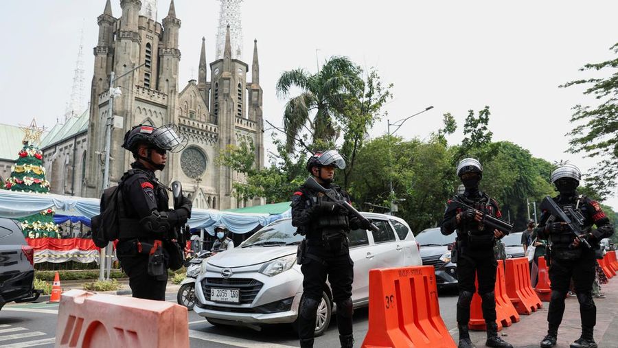 A police officer with a sniffer dog inspects Jakarta Cathedral ahead of the Christmas Mass in Jakarta, Indonesia, December 24, 2023. REUTERS/Ajeng Dinar Ulfiana