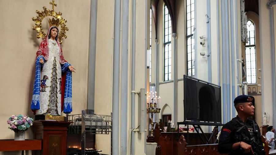 A police officer with a sniffer dog inspects Jakarta Cathedral ahead of the Christmas Mass in Jakarta, Indonesia, December 24, 2023. REUTERS/Ajeng Dinar Ulfiana