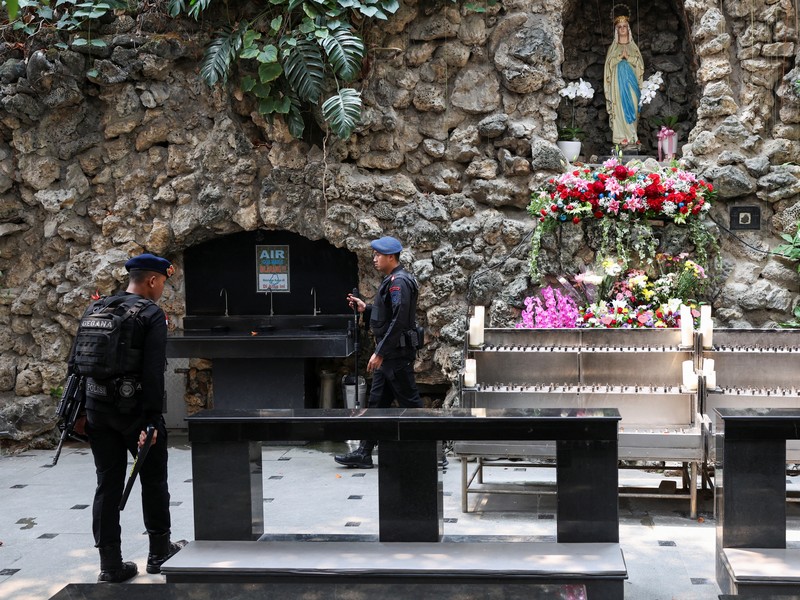 A police officer with a sniffer dog inspects Jakarta Cathedral ahead of the Christmas Mass in Jakarta, Indonesia, December 24, 2023. REUTERS/Ajeng Dinar Ulfiana
