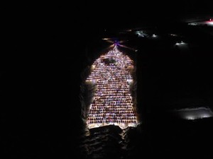 Melihat Pohon Natal Raksasa yang Disusun dari Ratusan Mobil