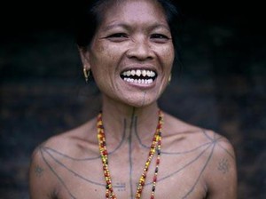 Tradisi Unik Suku Mentawai: Wanita Dikerik Giginya Sampai Runcing Biar Cantik