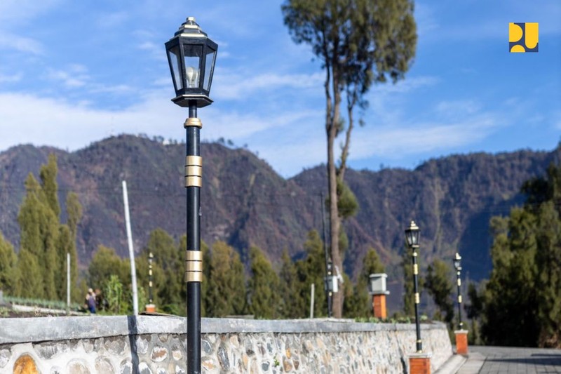 Jembatan Kaca dan Terminal Seruni Point di Kawasan BTS (Bromo Tengger Semeru). (Dok. PUPR) Jembatan Kaca dan Terminal Seruni Point di Kawasan BTS (Bromo Tengger Semeru). (Dok. PUPR)