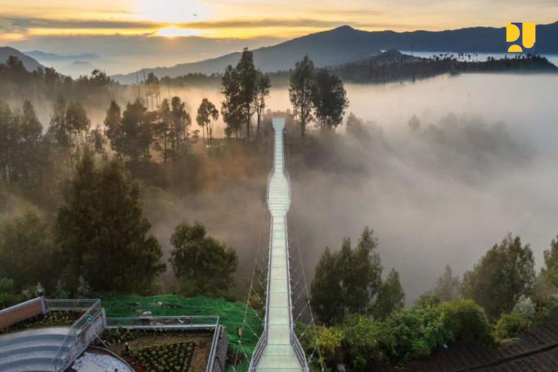 Jembatan Kaca dan Terminal Seruni Point di Kawasan BTS (Bromo Tengger Semeru). (Dok. PUPR)