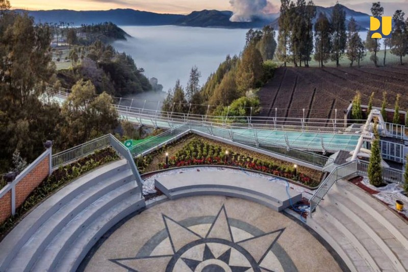 Jembatan Kaca dan Terminal Seruni Point di Kawasan BTS (Bromo Tengger Semeru). (Dok. PUPR)
