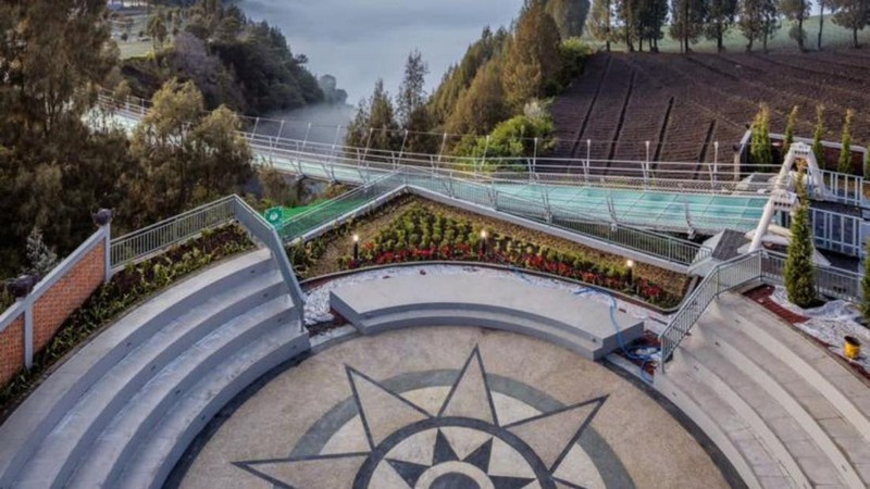 Jembatan Kaca dan Terminal Seruni Point di Kawasan BTS (Bromo Tengger Semeru). (Dok. PUPR)