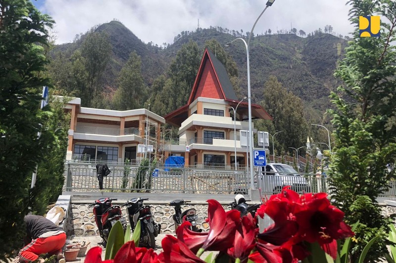 Jembatan Kaca dan Terminal Seruni Point di Kawasan BTS (Bromo Tengger Semeru). (Dok. PUPR) Jembatan Kaca dan Terminal Seruni Point di Kawasan BTS (Bromo Tengger Semeru). (Dok. PUPR)
