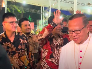 Mahfud Tinjau Misa Malam Natal di Gereja Katedral Jakarta