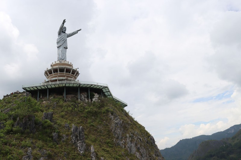 Pembangunan Objek Wisata Rohani Patung Yesus Kristus setinggi 61 meter di Bukit Sibea-bea Desa Janji Martahan Kecamatan Harian. (Samosirkab.go.id)
