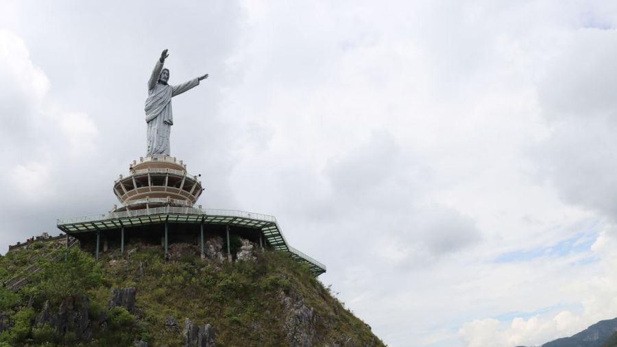 Patung Yesus Kristus Pemberkatan yang terletak di Puncak Buntu Burake, Tana Toraja, Provinsi Sulawesi Selatan, Indonesia. (Zul Kifli/Anadolu Agency via Getty Images)