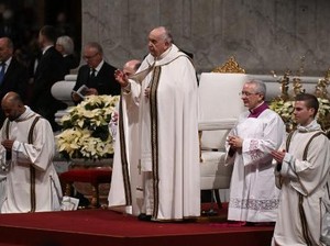 Paus Fransiskus Serukan Perdamaian di Misa Natal, Singgung Perang Israel