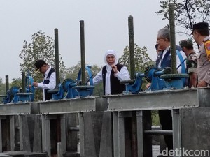 Gubernur Khofifah Resmikan Pintu Air Rp 4 M Atasi Rob di Kalibuntu Probolinggo