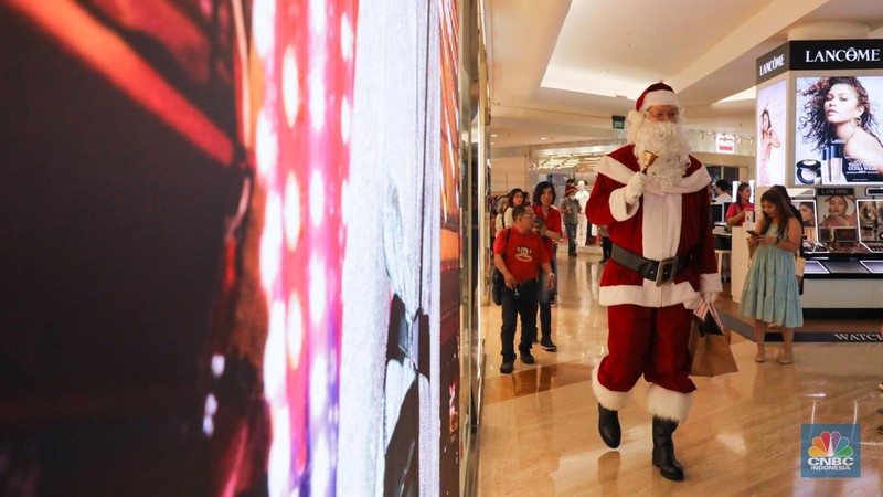 Sinterklas menyapa pengunjung pada salah satu Pusat Perbelanjaan di Jakarta, Senin (25/12/2023). (CNBC Indonesia/Faisal Rahman)