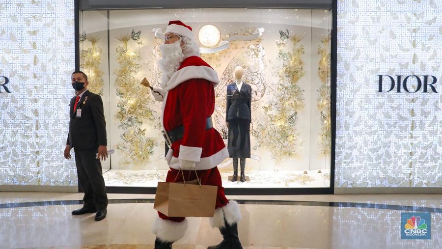 Sinterklas menyapa pengunjung pada salah satu Pusat Perbelanjaan di Jakarta, Senin (25/12/2023). (CNBC Indonesia/Faisal Rahman)