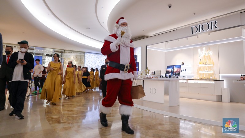 Sinterklas menyapa pengunjung pada salah satu Pusat Perbelanjaan di Jakarta, Senin (25/12/2023). (CNBC Indonesia/Faisal Rahman) Sinterklas menyapa pengunjung pada salah satu Pusat Perbelanjaan di Jakarta, Senin (25/12/2023). (CNBC Indonesia/Faisal Rahman)