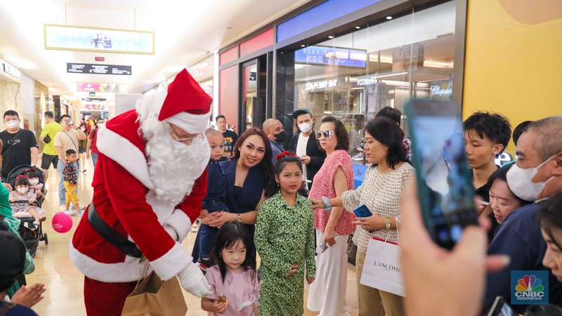 Sinterklas menyapa pengunjung pada salah satu Pusat Perbelanjaan di Jakarta, Senin (25/12/2023). (CNBC Indonesia/Faisal Rahman) Sinterklas menyapa pengunjung pada salah satu Pusat Perbelanjaan di Jakarta, Senin (25/12/2023). (CNBC Indonesia/Faisal Rahman)