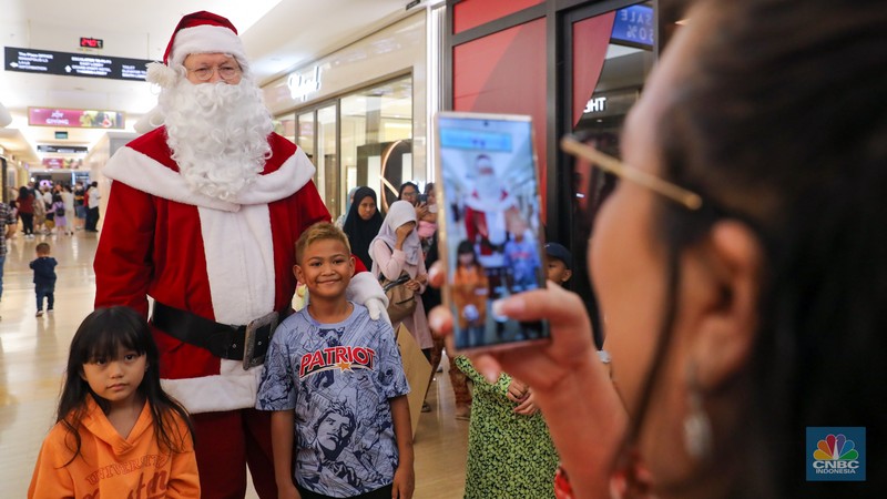 Sinterklas menyapa pengunjung pada salah satu Pusat Perbelanjaan di Jakarta, Senin (25/12/2023). (CNBC Indonesia/Faisal Rahman) Sinterklas menyapa pengunjung pada salah satu Pusat Perbelanjaan di Jakarta, Senin (25/12/2023). (CNBC Indonesia/Faisal Rahman)
