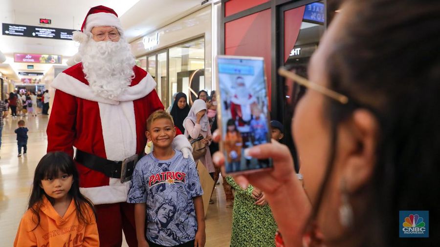 Sinterklas menyapa pengunjung pada salah satu Pusat Perbelanjaan di Jakarta, Senin (25/12/2023). (CNBC Indonesia/Faisal Rahman)