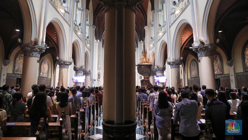 Suasana pelaksaan Misa Natal di Gereja Katedral, Jakarta, Senin (25/12/2023). (CNBC Indonesia/Faisal Rahman) Suasana pelaksaan Misa Natal di Gereja Katedral, Jakarta, Senin (25/12/2023). (CNBC Indonesia/Faisal Rahman)